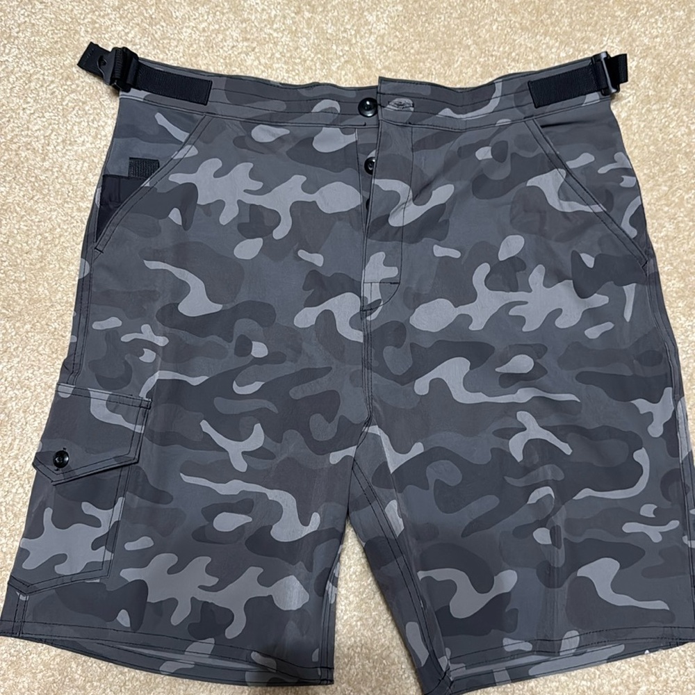 Birdwell Beach Britches Men’s XL Camo Cargo Waist Adjuster Swim Surf. NWOT
